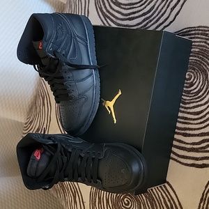 Mens AIR JORDAN 1's Mid Size 9.5 Black color